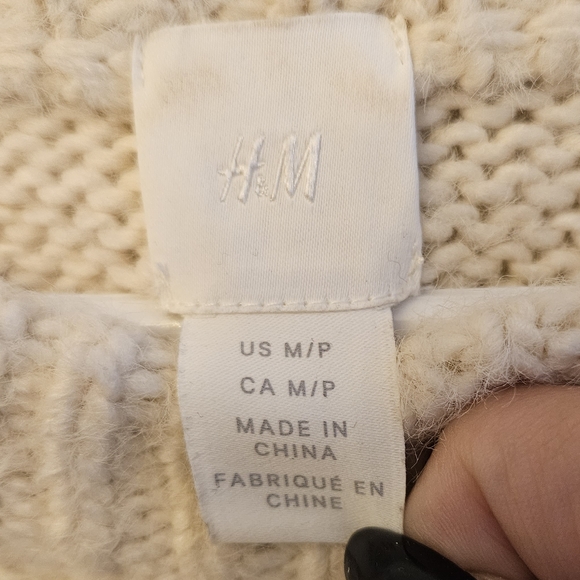 SOLD 50% off ⭐️ H&M Soft Cableknit Sweater Size Medium - Picture 3 of 5